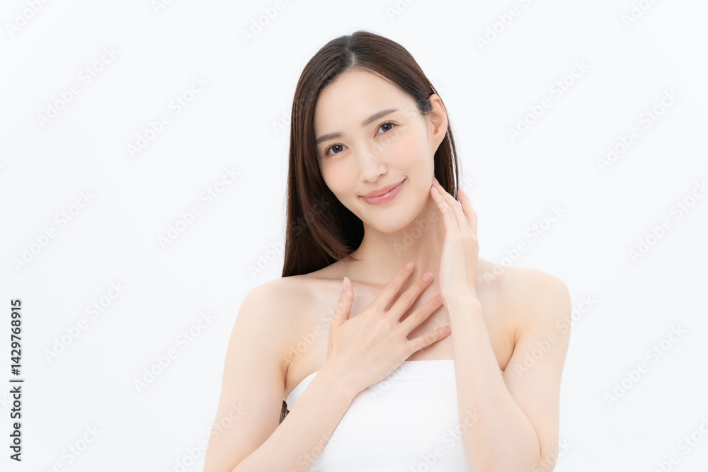 白バックでスキンケアをするロングヘアの若い女性 白バックでスキンケアをするロングヘアの若い女性