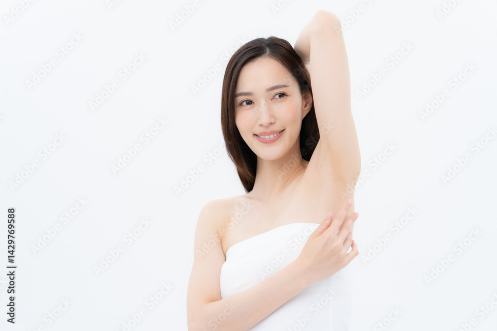 白バックでスキンケアをするロングヘアの若い女性 白バックでスキンケアをするロングヘアの若い女性