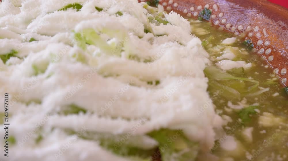 Tacos dorados de pollo con salsa verde, crema y queso. Comida mexicana