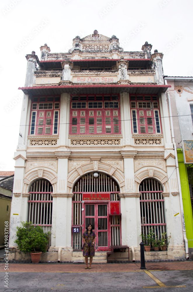 Obraz premium Traveller thai woman portrait at front of classic retro building