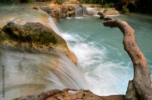 Fotografía Motion of water at Tat Kuang Si Waterfalls in Luang Prabang, Laos