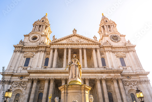 Fotografía Queen Anne's statue stands prominently in front of St