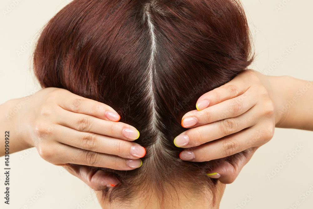 Fototapeta premium 若いアジア人の女性は頭皮をマッサージしています。