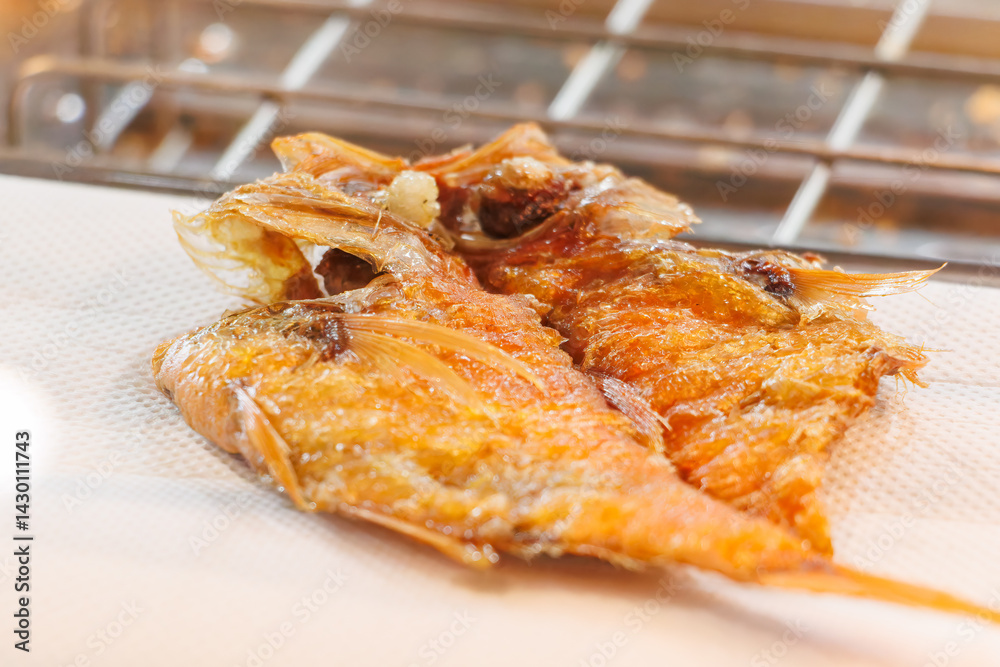 名物料理のキンメダイの干物の丸揚げ。
一枚400円と非常にお得。
高速道路の近くにある龍宮城風の道の駅。
沼津市、静岡県-2025年3月30日