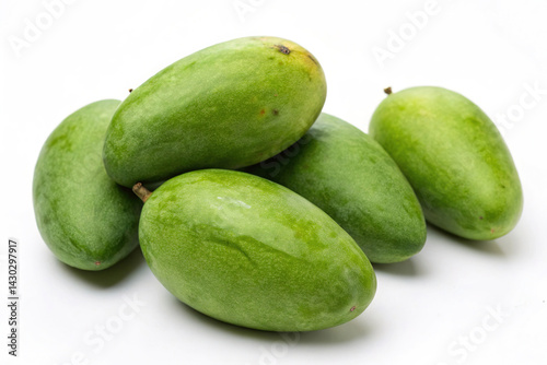 Obraz na płótnie Green mango isolated on white background w salonie