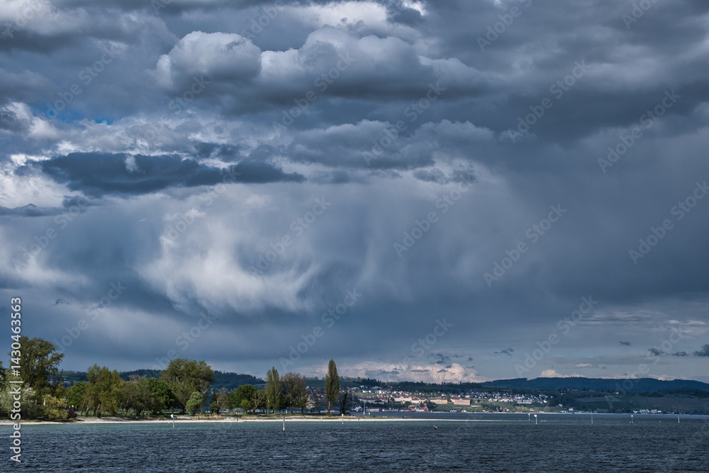 Bodensee, dunkle Regenwolken über Meersburg