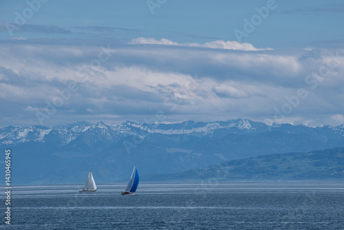 Obraz na płótnie Bodensee, Segelboote vor schneebedeckten Alpen w salonie