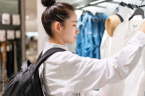 ショッピング　アパレル　ファッション　女性
