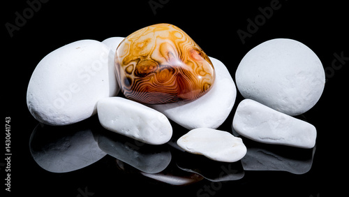 Obraz na płótnie Polished Agate Stone Among White Pebbles w salonie