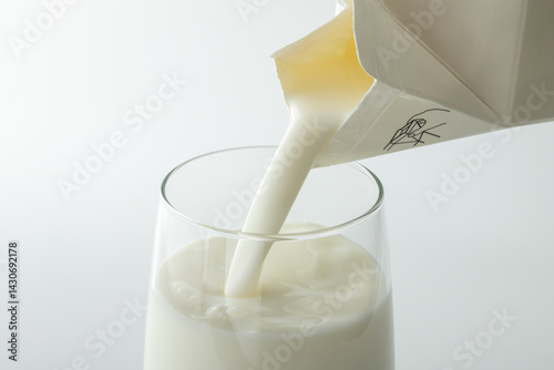 紙パック牛乳をグラスに注ぐ