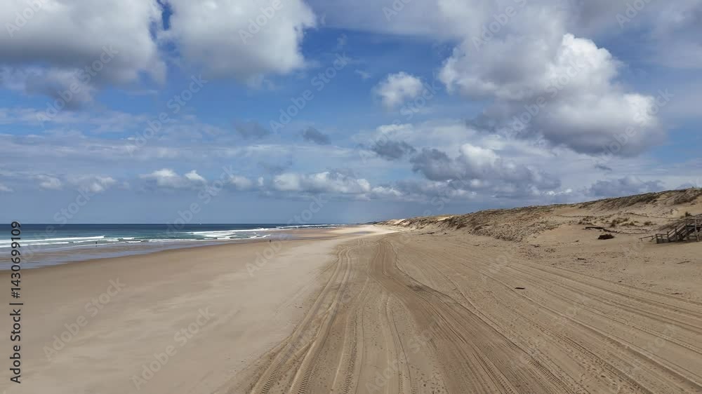 Dunes de côte sauvage sous un ciel bleu en vol rapide 