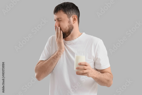 Sick young man with glass o...