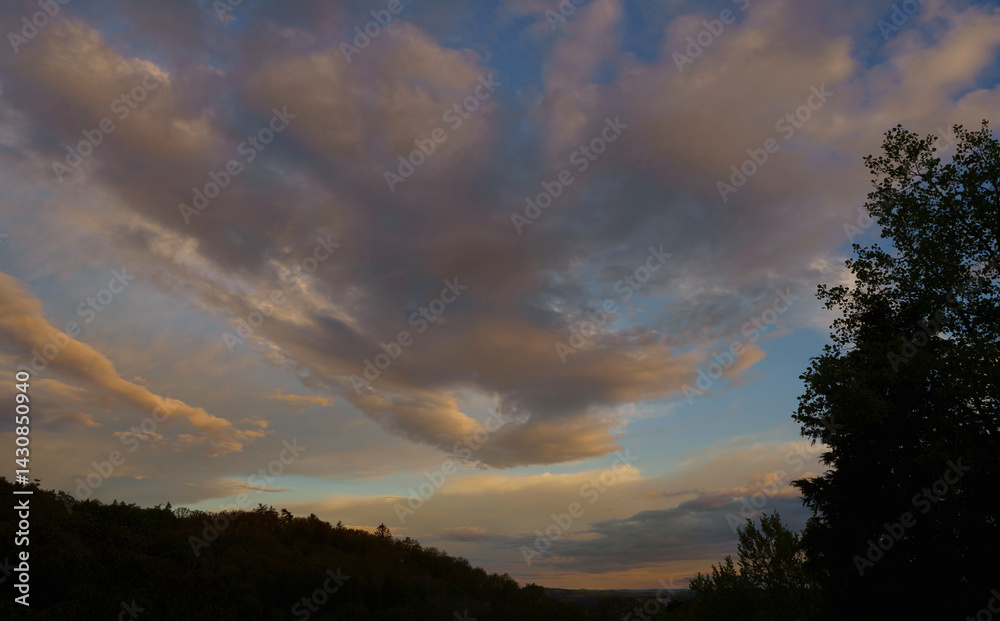 Fototapeta premium Abendhimmel leuchtet über Marburg
