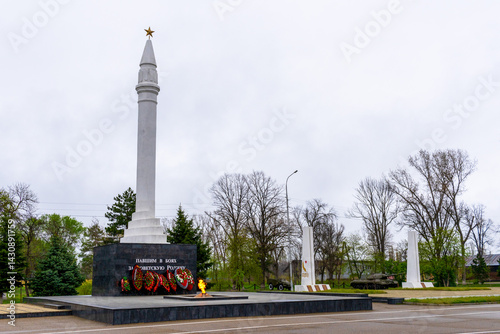 Obraz na płótnie Eternal flame at the memorial complex in Memory of the Fallen in the city of Maikop 4k video (text in Russian - fallen in the battles for the Soviet homeland) w salonie