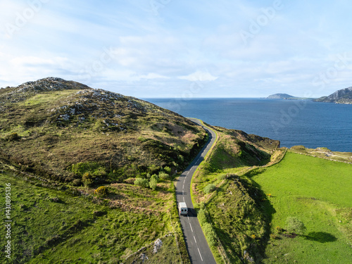 Küstenpanorama mit Van Traumstraße am Meer
