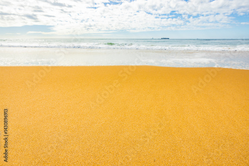 Wasserkaante mit Gischt am sandstrnd