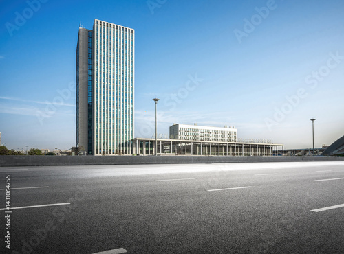 Obraz na płótnie Sleek Modern Architecture Against a Bright Blue Sky w salonie