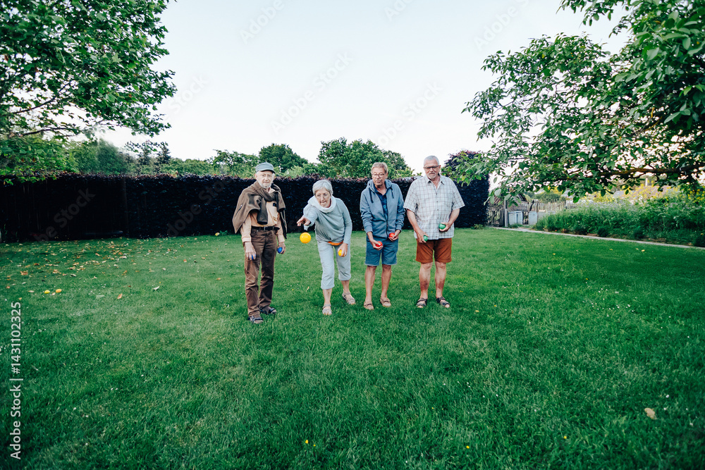Obraz premium Senior friends playing bocce ball in the park