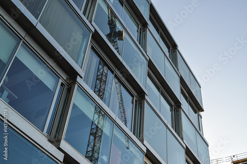 Obraz na płótnie glass office building blue architecture office district crane machine w salonie