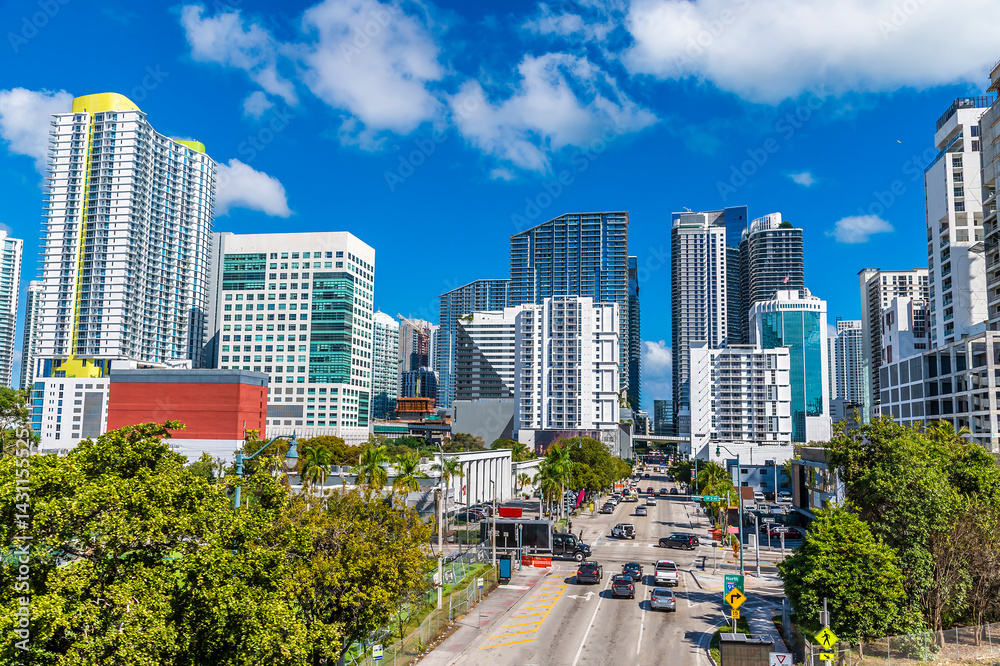Obraz premium A view of the skyscrapers and skyline in downtown Miami in springtime