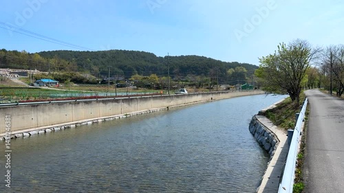 Wallpaper Mural 조용히 흐르는 한국 시골 수로와 시골 마을의 평화로운 풍경 4K 영상 Torontodigital.ca