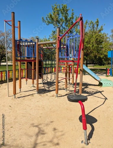 Construcción infantil con tobogán en parque público. Estructura para trepar 