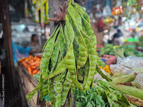 Petai, petai or mlanding (Parkia speciosa) are hung and sold in traditional markets