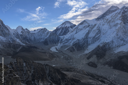 Vista desde la cima del Lobuche (6119 mts) del Everest, Lhotse y Nupse y del campo base al amanecer