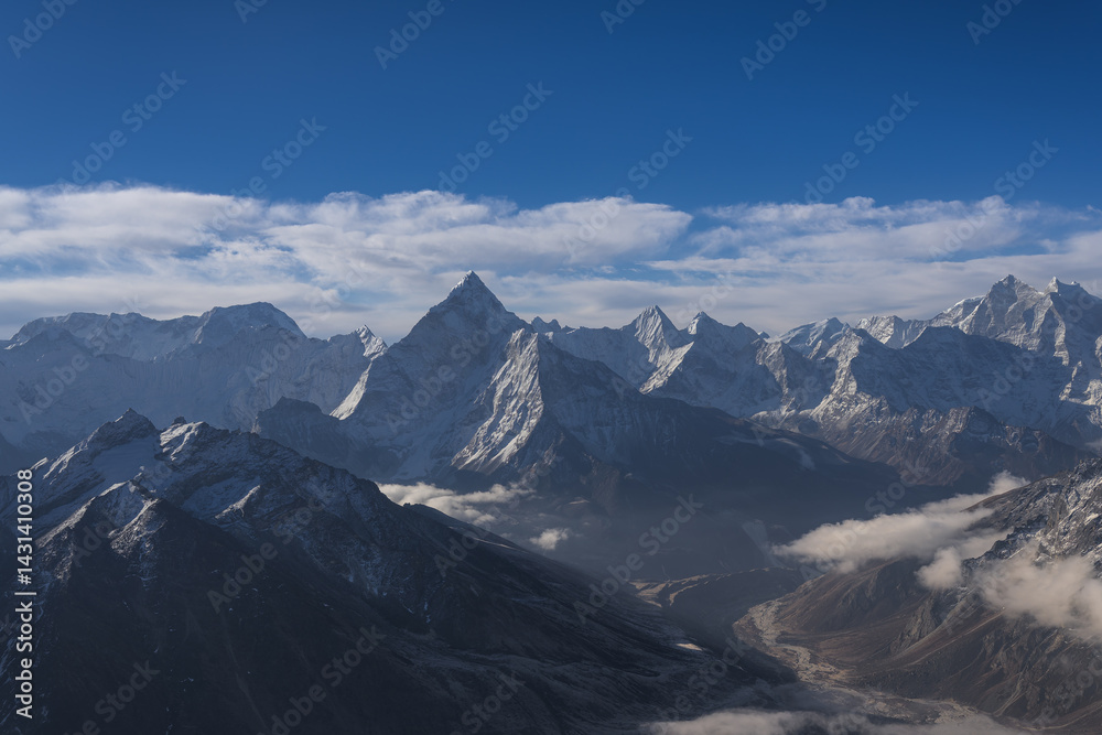 Obraz premium Vista desde la cima del Lobuche (6119 mts) del Ama Dablam y de su valle