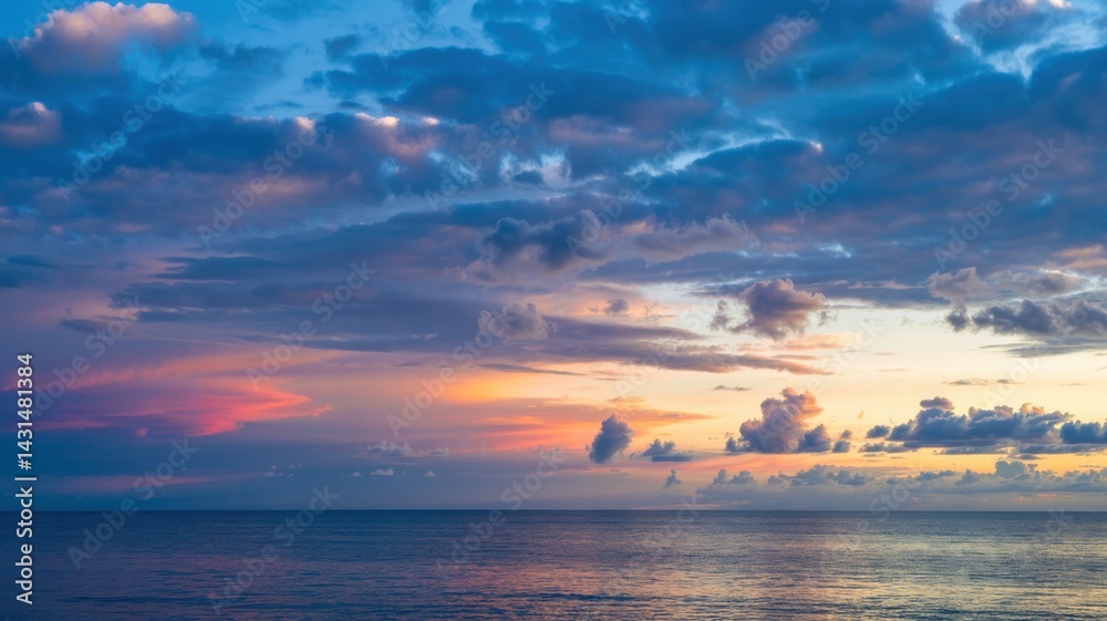 Naklejka premium Ocean view with clouds at sunset