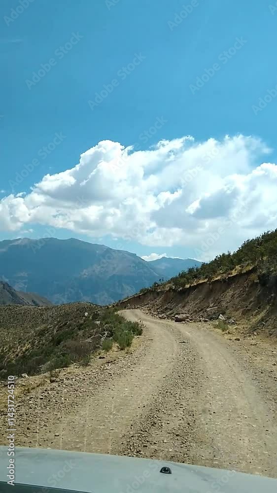 pov: carro em estrada na beira de precipicio no peru 