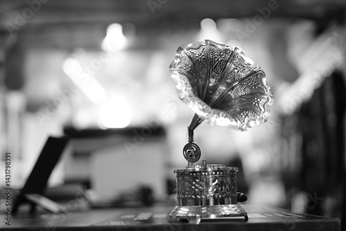Foto Vintage Gramophone in Black and White with Blurred Background