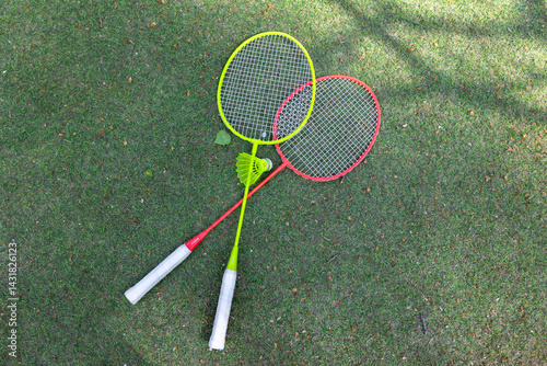 Foto A pair of badminton rackets laid on fresh green grass, ready for an impromptu ou