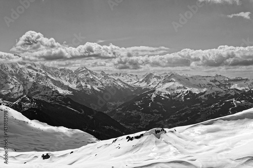 Montagnes enneigées de Flaine dans les alpes - Hautes savoie