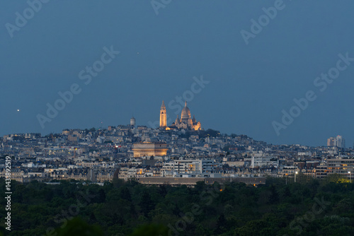 vue sur Montmartre à la tombée de la nuit