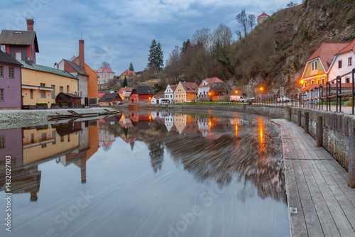 Obraz na płótnie View of historic buildings and riverfront along the Vltava River in Cesky Krumlov, Czech Republic w salonie