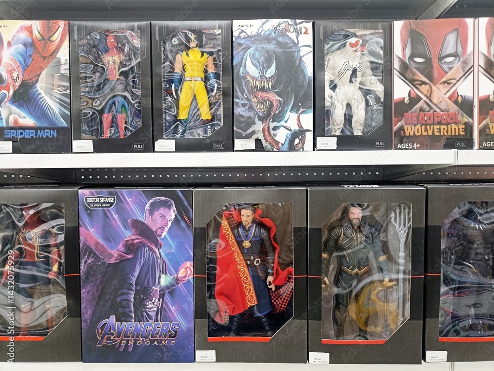 Obraz premium Collectible action figures display featuring marvel characters in store