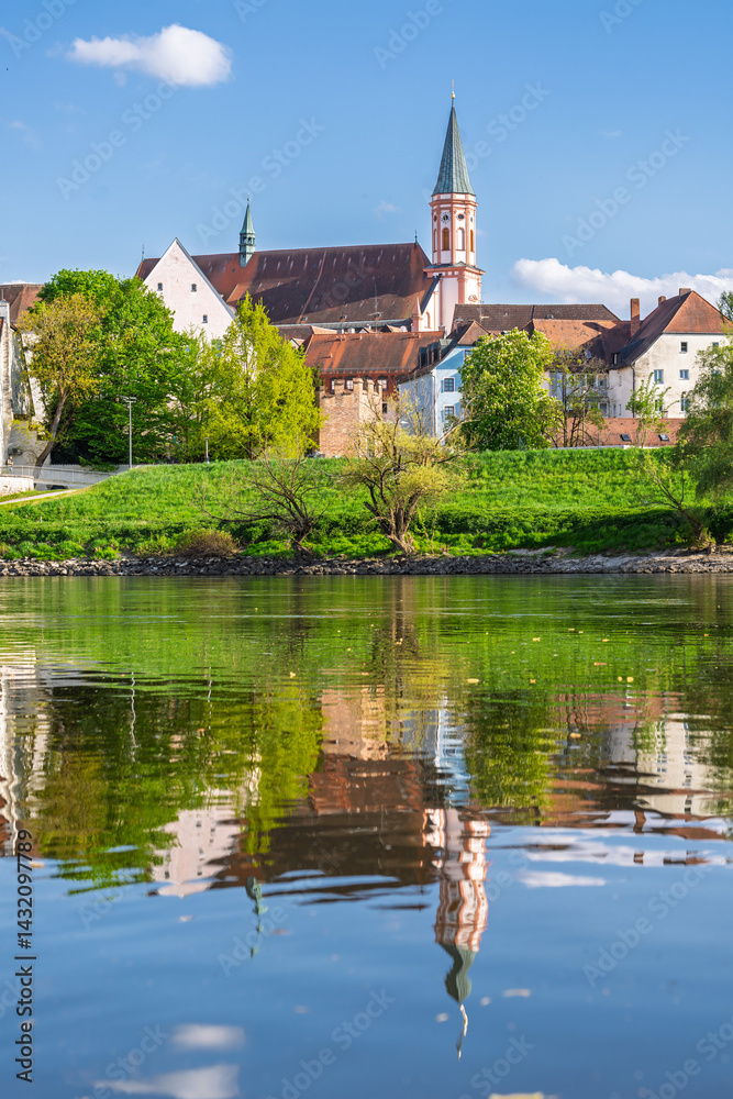 Donau in der Stadt Straubing mit Blick auf die Karmelitenkirche