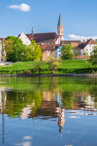 Obraz na płótnie Donau in der Stadt Straubing mit Blick auf die Karmelitenkirche w salonie