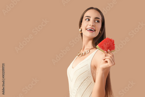 Pretty young woman eating w...