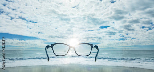 Lesebrille vor einem Horizont über Wasser
