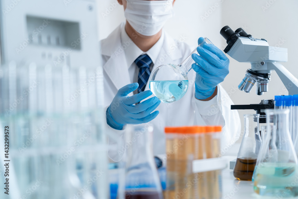 研究所で実験をする男性研究者 研究所で実験をする男性研究者