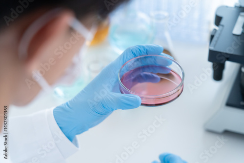 Tableau sur toile 研究所で実験をする男性研究者