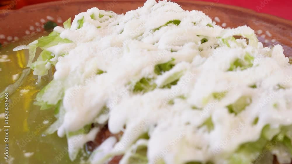 Tacos dorados con salsa verde, comida típica mexicana