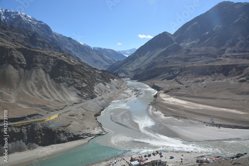 Foto Ladakh is a beautiful and serene state in India, with valleys, mountains, rivers, passes and lakes
