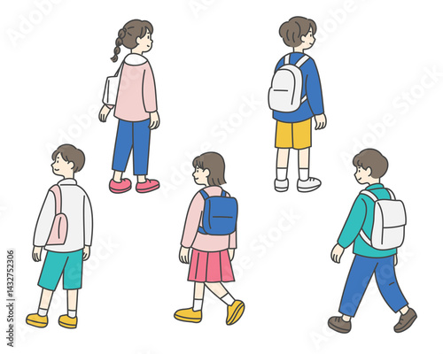 登校中の小学生たちのセット