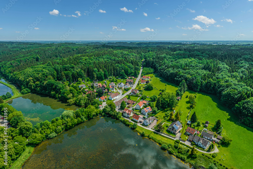 Die idyllische Stauden-Landschaft bei Burgwalden im Naturpark Augsburg-Westliche Wälder von oben