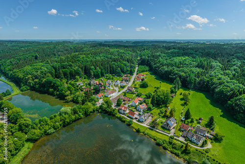 Obraz na płótnie Die idyllische Stauden-Landschaft bei Burgwalden im Naturpark Augsburg-Westliche Wälder von oben w salonie