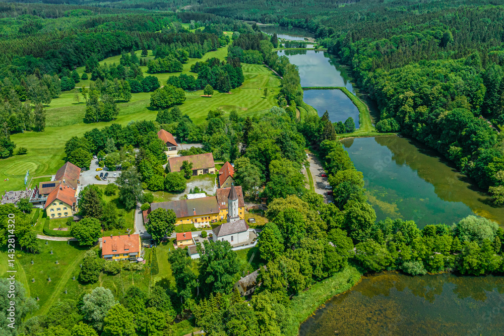 Ausblick auf das Tal des Anhauser Baches bei Bobingen-Burgwalden in Schwaben im Frühsommer