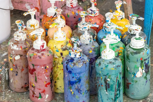 Obraz na płótnie Colorful, paint-stained containers for oil painting w salonie